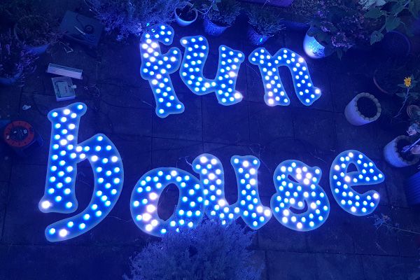 亿万先生mr照明的娱光灯用在英国游乐装备展示